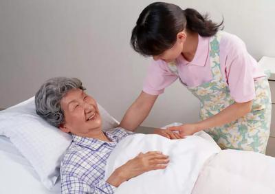 養(yǎng)老服務(wù)業(yè):提升養(yǎng)老護(hù)理員職業(yè)技能 助推專業(yè)隊(duì)伍建設(shè)