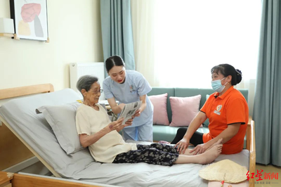 ▲成都養老綜合體的工作人員正在為老年人提供日間照料、醫療保健等服務