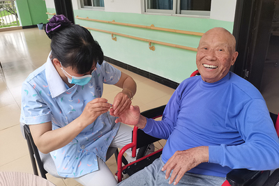 養老服務中的日常護理 關愛與專業并重